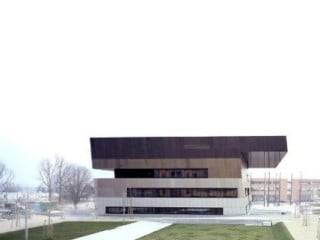 Der Baukörper ist um 5% geneigt, die Fassade mit nach oben zunehmend dunkleren Brauntönen geschichtet