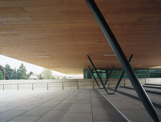 Untersicht des schwebenden Riegels mit Blick zum Atrium