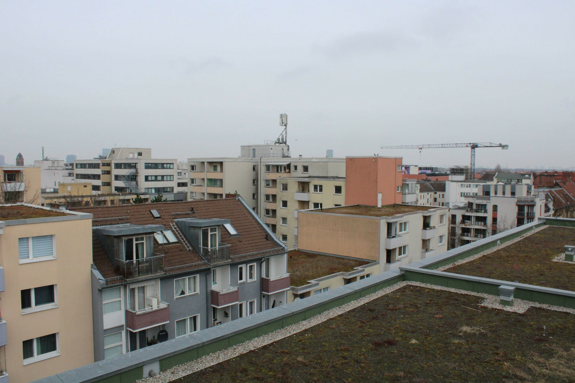 Die Entwässerung ist auch bei Gründächern nicht zu vernachlässigen. Lang anhaltende Trockenheit kann ebenfalls zu Fehlstellen im Pflanzenbestand führen.