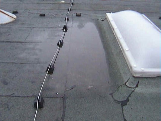Stehendes Wasser hinter der Lichtkuppel