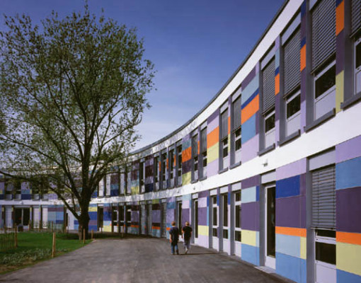 Horizontale Gliederung der farbigen Fasadenelemente