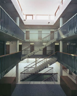 Das Treppenhaus als Lichthof bildet ein Zentrum für Begegnung und Kommunikation
