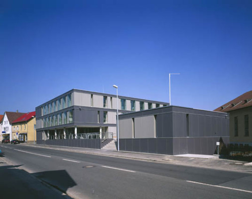 Tagungssaal und Haupthaus markieren den Zugang zum Vorplatz und zum Haupteingang