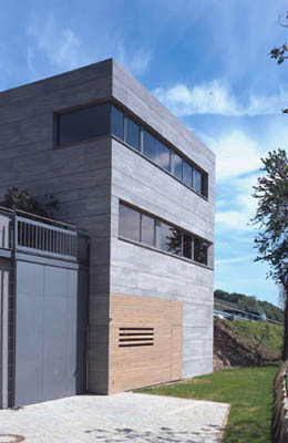 Das Kelterhaus aus Muschelkalk dient zugleich als Gästehaus