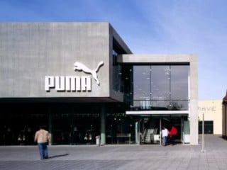 Zugang des Outlets vom Lindenplatz - Kontrast zwischen geschlossener und offener Fläche