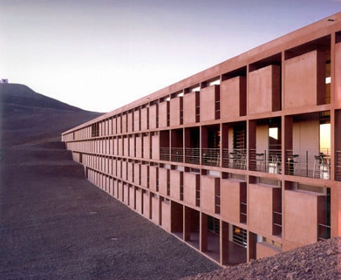 Fassade in rötlich eingefärbtem Sichtbeton
