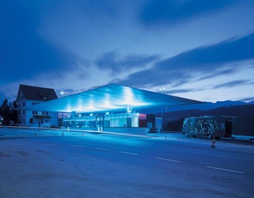 Grenzstation bei Nacht