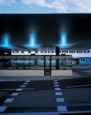 Einzelne Lichtakzente lassen das architektonisch und ingenieurmäßig anspruchsvolle Projekt zu einem Gesamtkunstwerk verschmelzen