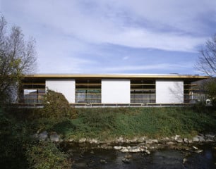 Der ca. 20 mal 40 Meter große Riegel liegt am Ufer eines kleines Flusses.