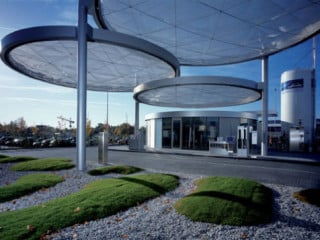 Drei mit Stützen zu einer statischen Einheit verbundene Stahlringe nehmen die transparente Überdachung der Wasserstoff-Dispenser auf