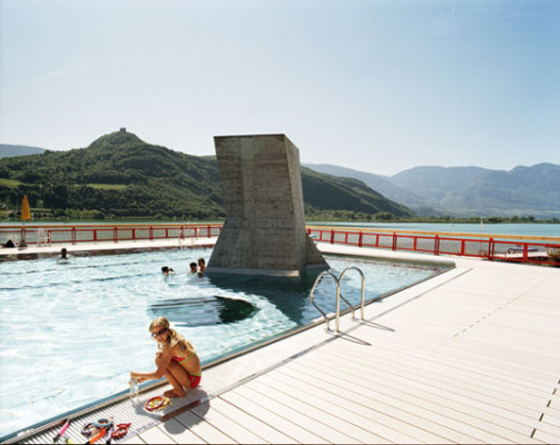 Einer der Stützkerne, die das Sonnendeck im Bereich des Mehrzweckbeckens durchdringen und als künstliche Felsformationen aus dem Wasser ragen