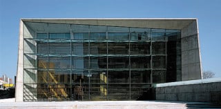 Vollständig verglaste Eingangsseite der Bibliothek