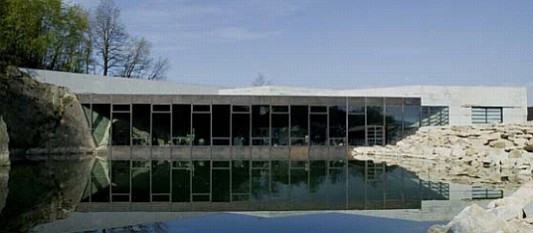 Abbruchsee mit Glasfassade zum großen Ausstellungsraum
