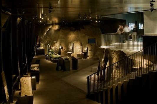 Ausstellungshöhle mit Seeblick