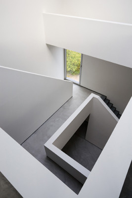 Fensterschlitze lenken im Treppenhaus die Blicke in den Garten