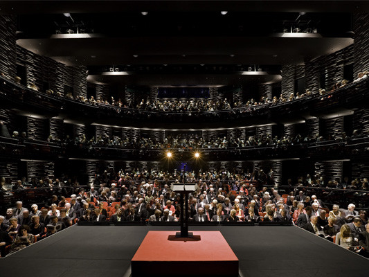 650 Besucher finden Platz im runden Theatersaal