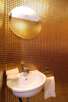 Badezimmer mit goldenen Mosaikfliesen