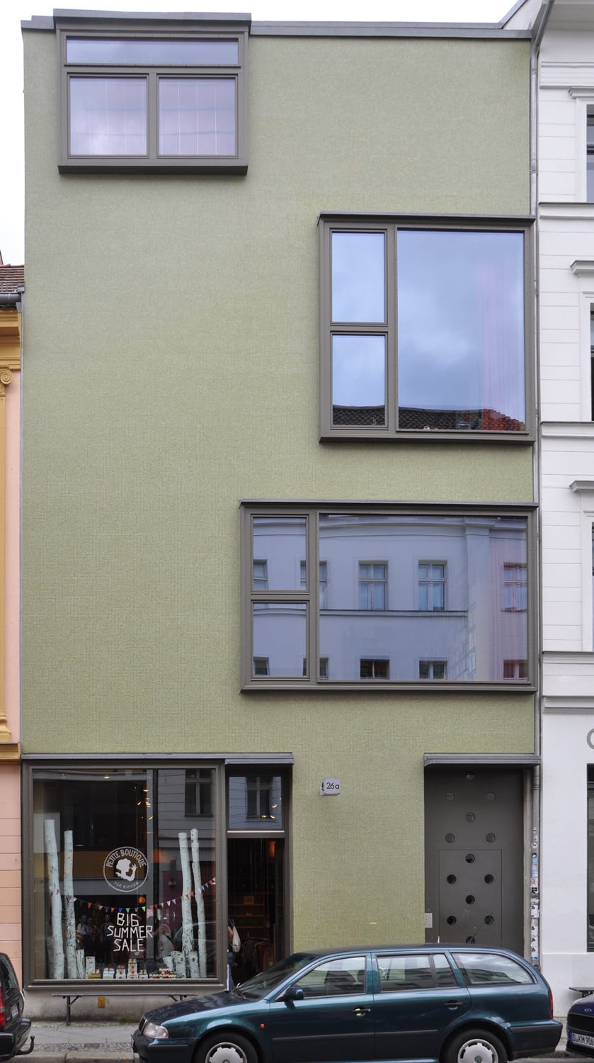 Die leicht auskragenden Fenster verstärken die Plastizität der Fassade