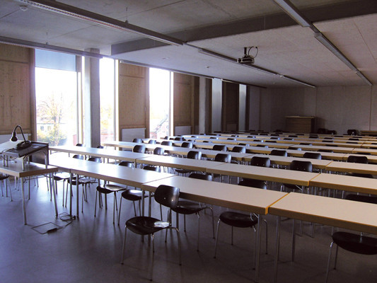 In den Hörsälen sorgen Holzwolleplatten als weiße Deckensegel für eine optimierte Raumakustik