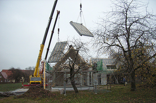 Die Montage der Fertigteile in Holztafelbauweise 