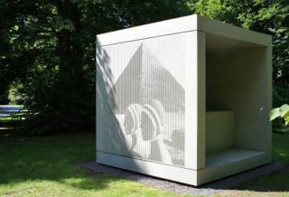 Offener Betonwürfel als Grabstätte