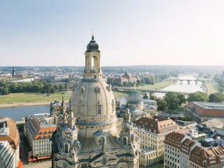 Seit 2005 ist die Dresdner Frauenkirche wieder markantes Symbol Dresdens. Der Vorgängerbau war nach einem Entwurf George Bährs von 1726 bis 1743 errichtet worden.