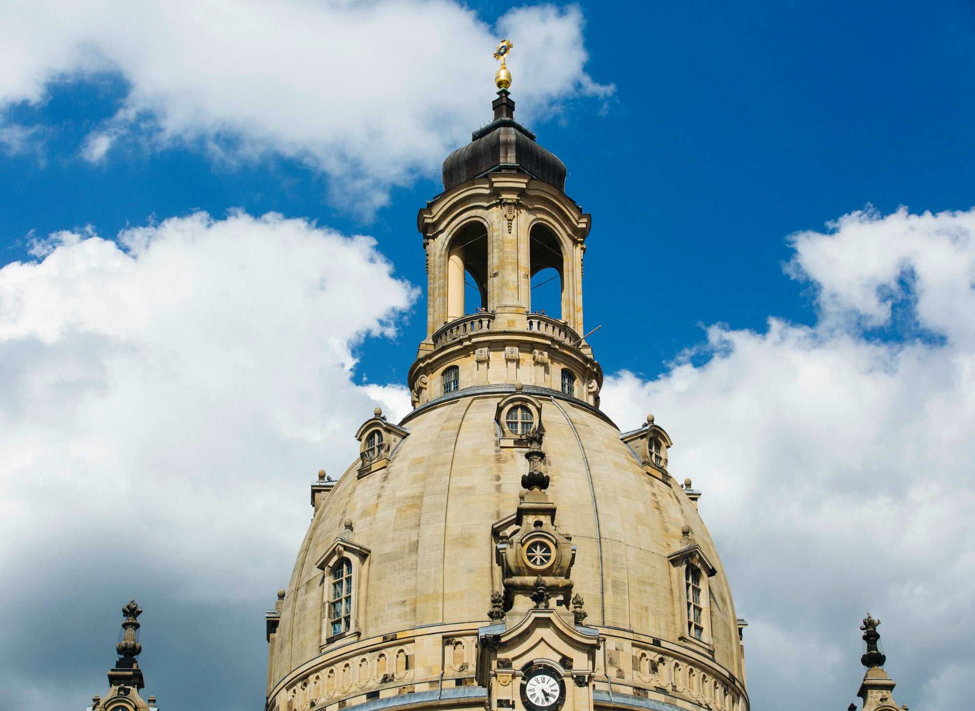 Auf der Turmhaube ist das Turmkreuz. Bis zum höchsten Punkt des Turmkreuzes ist die Frauenkirche 91 m hoch.