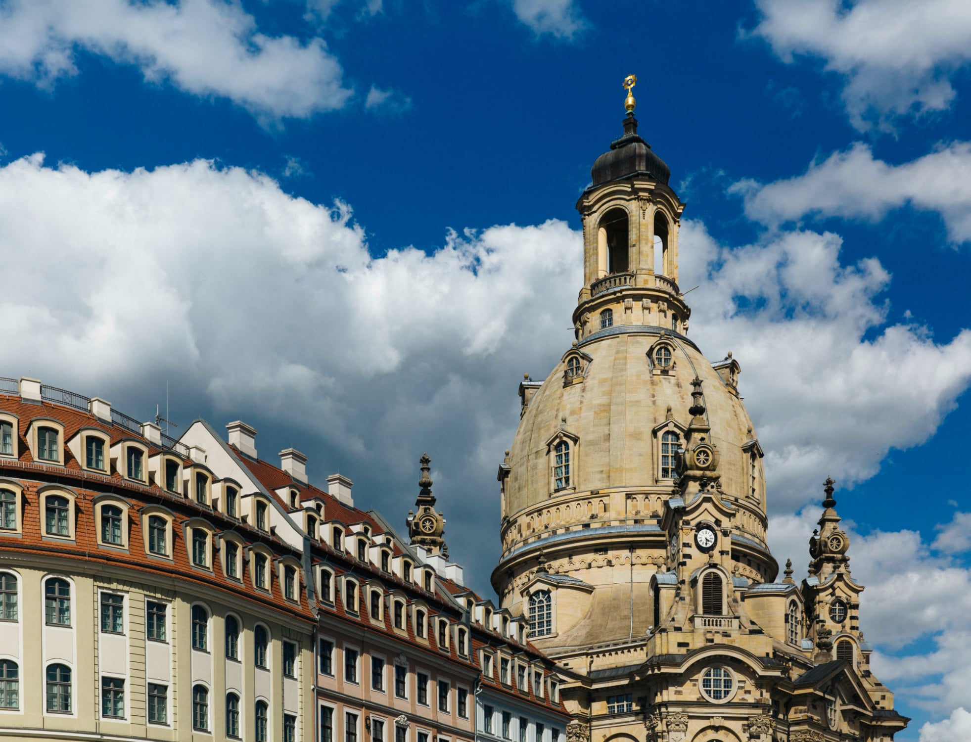 Die steinerne Kuppel der Frauenkirche wiegt 13.000 t. In der Laterne darüber befindet sich eine Aussichtsplattform. Die Laterne wird in knapp 80 m Höhe durch die Turmhaube abgeschlossen.
