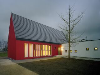 Ein steiles Satteldach mit acht Metern Firsthöhe ersetzt das ehemalige Flachdach des mittleren Pavillons.