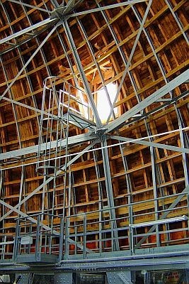 Verwirrend - Die Innenansicht der Kuppel mit den inneren und äußeren Kreisen aus Stahlträgern und darauf die Holzsparren und -pfetten
