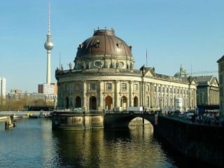Die große neu gedeckte Kuppel des Bode Museums