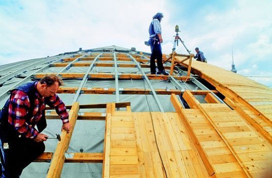 Die aufwändige Unterkonstruktion aus Stahlträgern und Holz