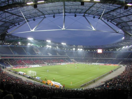 Innenansicht der Arena bei Nacht 