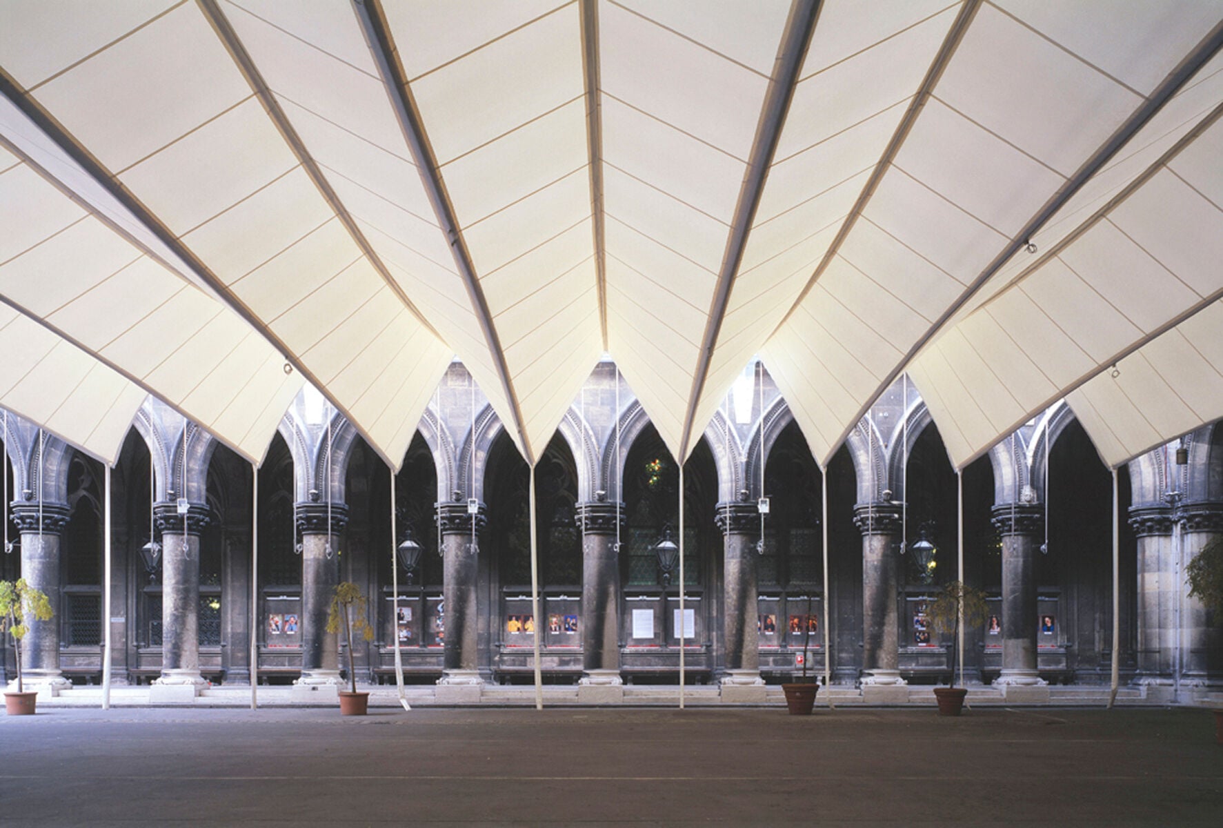 Für die temporären Nutzungen entwickelten die Architekten Tillner & Willinger im östlichen Teil des Arkadenhofes (Richtung Rathausplatz) ein verfahrbares Dach.