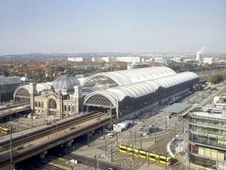 Der Dresdener Hauptbahnhof - in der Mitte der Kopfbahnhof, rechts und links die durchlaufenden Gleise