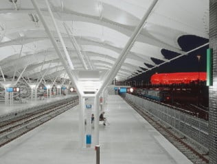 Gleichmäßige Ausleuchtung der Bahnsteige mit dem Dach als Reflektor