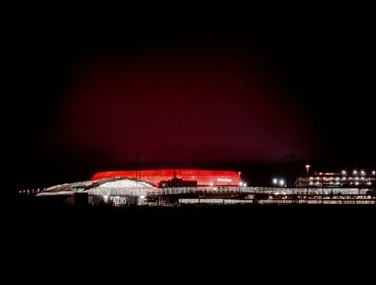 Im Vordergrund das Bahnhofsdach mit der Allianzarena im Hintergrund
