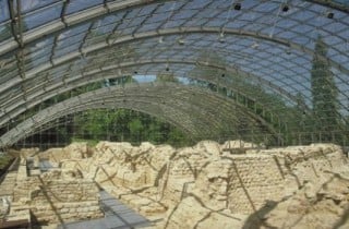 Nordostansicht mit überdachten Resten der Therme