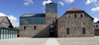 Gesamtansicht des sanierten Gebäudekomplexes