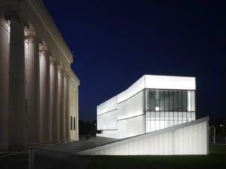 Leuchtender Glaskubus bei Nacht