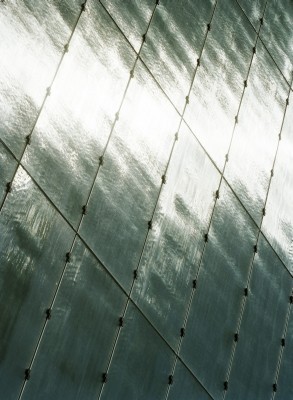 Punktgelagertes Gussglas der Nordfassade