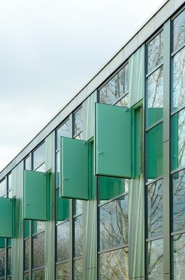 Detailansicht der Fassade mit geöffneten Paneelöffnungsflügel
