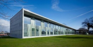 Glas und HPL-Platten bilden einen Kontrast zum Sichtbeton