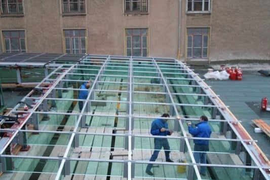 Bauzustand und Montage des Glases