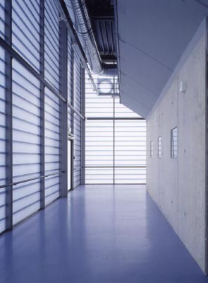 Tageslichteinfall dank transluzenter Profilglas-Fassade