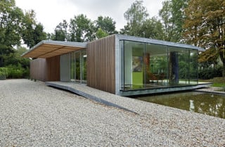 Die Villa öffnet sich zur Natur, nur nach Norden ist sie weitgehend geschlossen