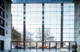 Glasfassade mit minimiertem Tragwerk, im Hintergrund links die Friedrichwerdersche Kirche von Schinkel