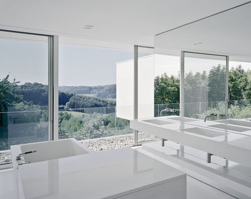 Geradlinige, puristsche Gestaltung und Landschaftspanorama im Badezimmer