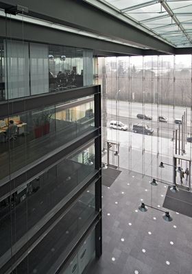 Innenansicht der 15 m hohen Glasschwerter