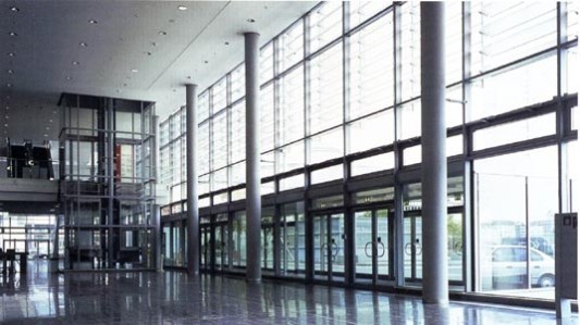Foyer der neuen Messehalle mit verglaster Nordfassade